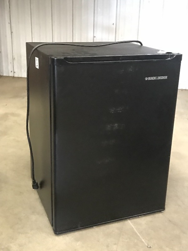 lot 18 image: Black & Decker Mini-Fridge
