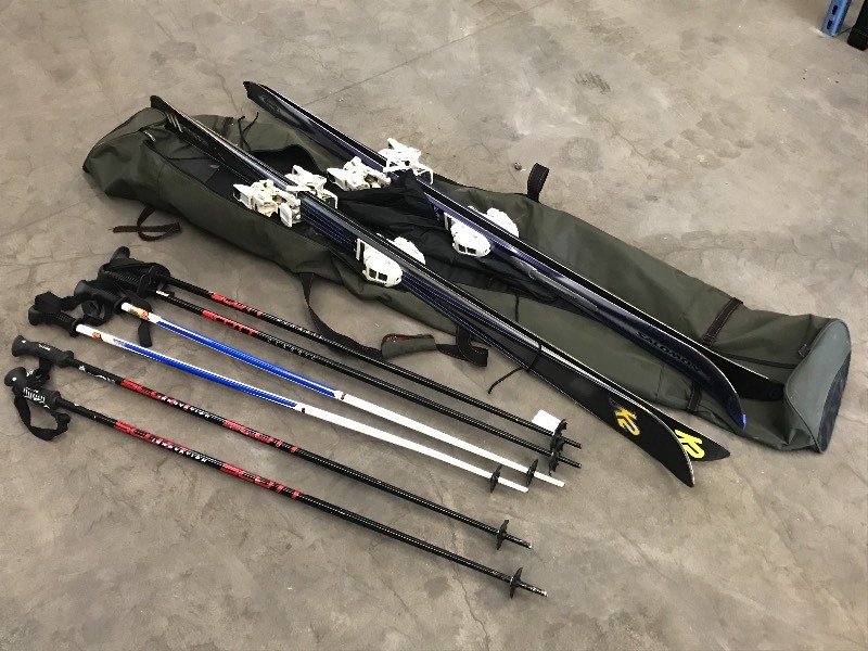lot 23 image: Skis With Bag
