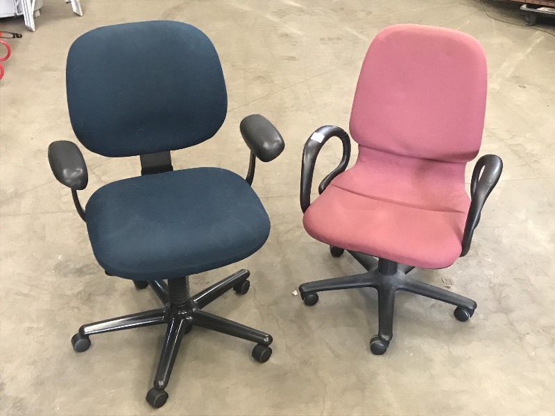 lot 29 image: (2) Office Chairs & File Cabinet