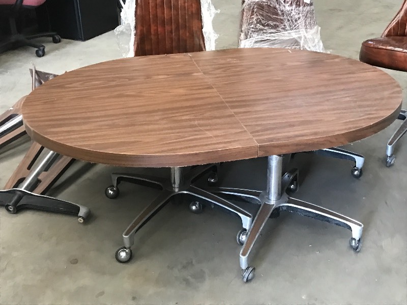 lot 31 image: Vintage Dining Table With (6) Chairs