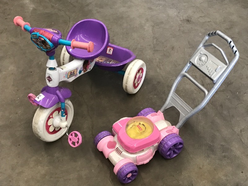 lot 36 image: Toddlers Tricycle & Lawn Mower