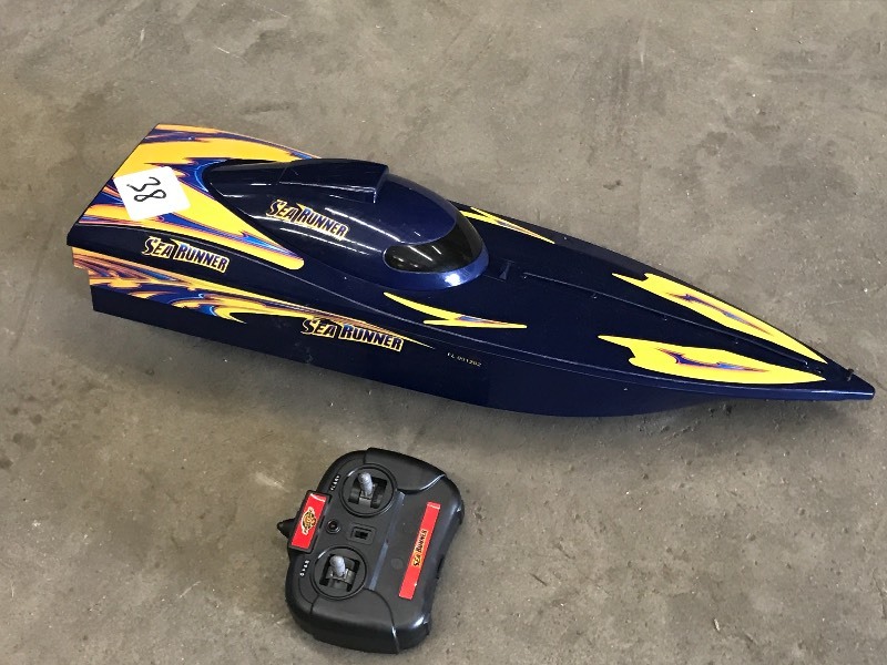lot 38 image: RC Boat