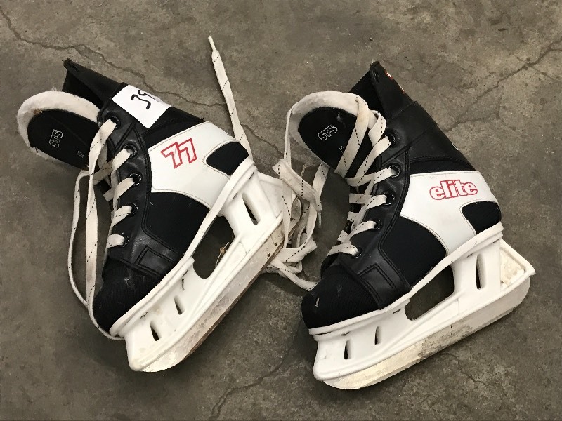 lot 39 image: Elite Youth Hockey Skates