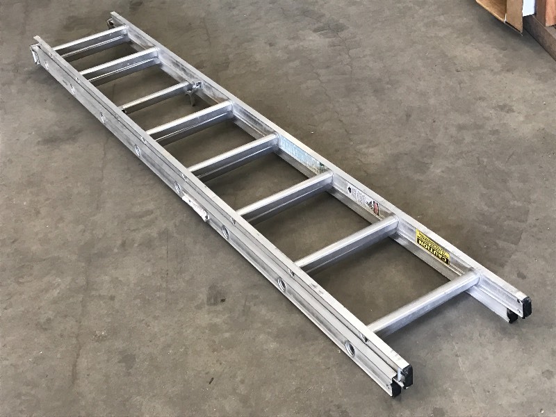 lot 70 image: 16ft Extension Ladder