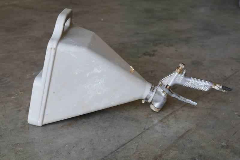 Pneumatic Texture Spray Gun with Hopper