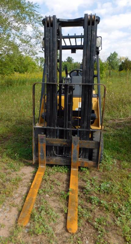 lot 4 image: 2011 Cat 2P3000 Forklift