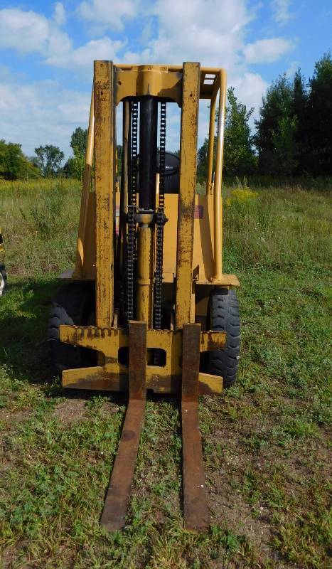 lot 6 image: 5000lb Cat V50B Forklift