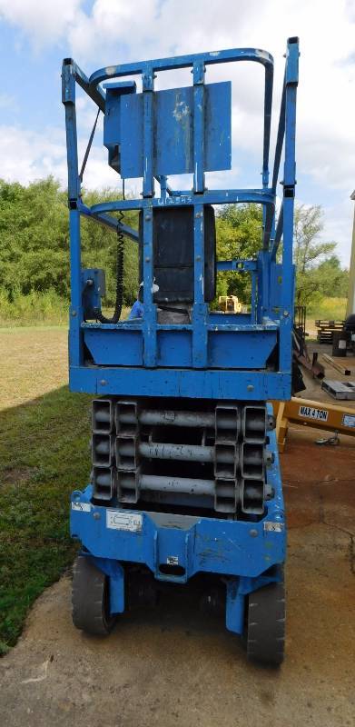 lot 7 image: 2008 Genie GS-2632 Scissor Man Lift