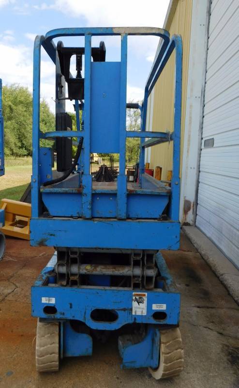 lot 8 image: 2001 Genie GS 2032 Man Lift