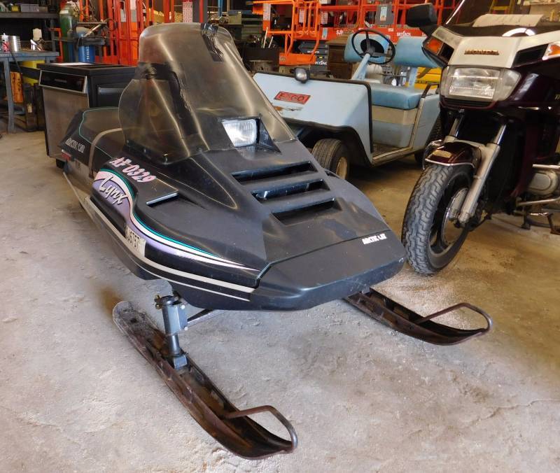 lot 9 image: 1992 Arctic Cat 340 Lynx Fan Cooled Twin Snowmobile