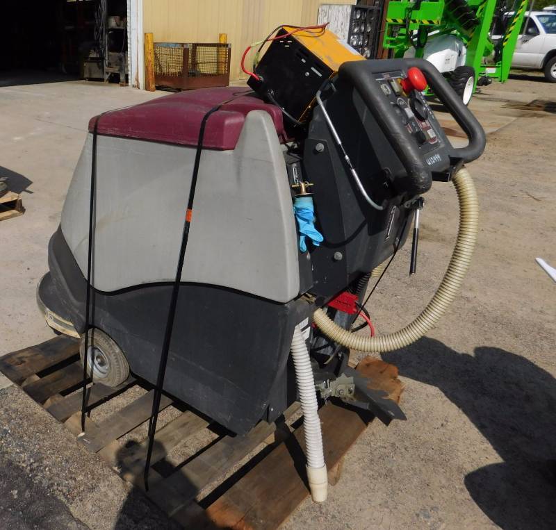 lot 13 image: Minuteman Floor Scrubber