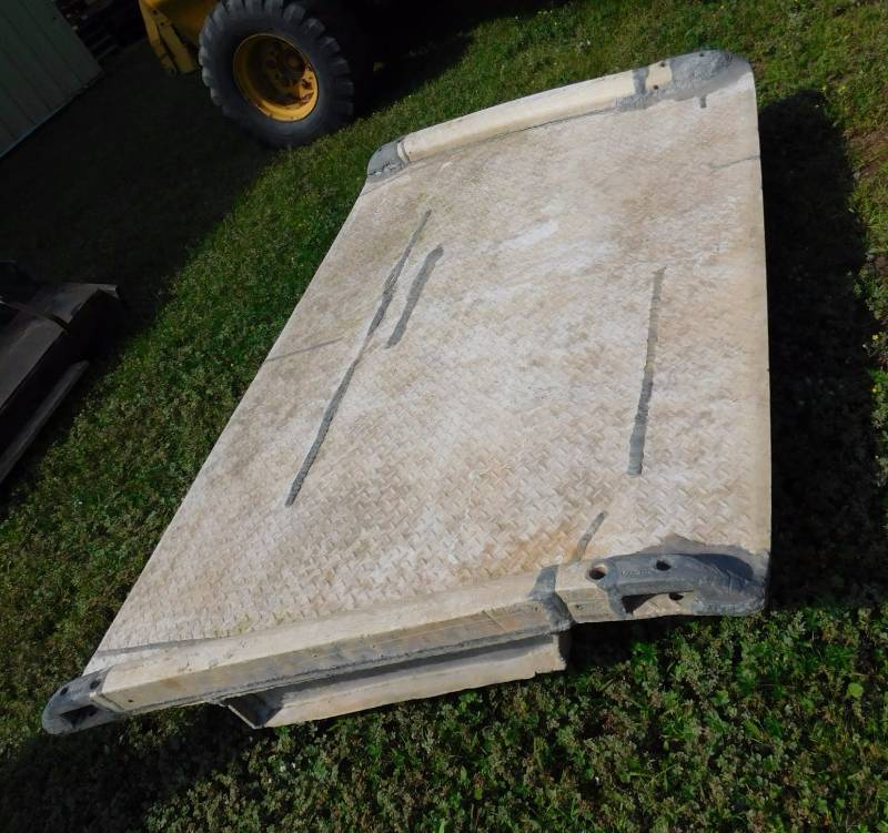 lot 16 image: 82 x 52 Aluminum Dock Plate