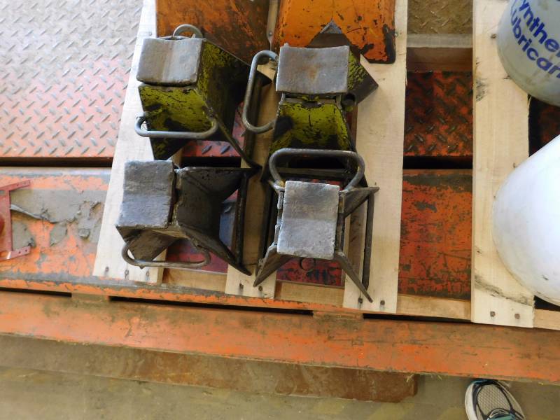 lot 21 image: 4 - 10,000lb Jack Stands