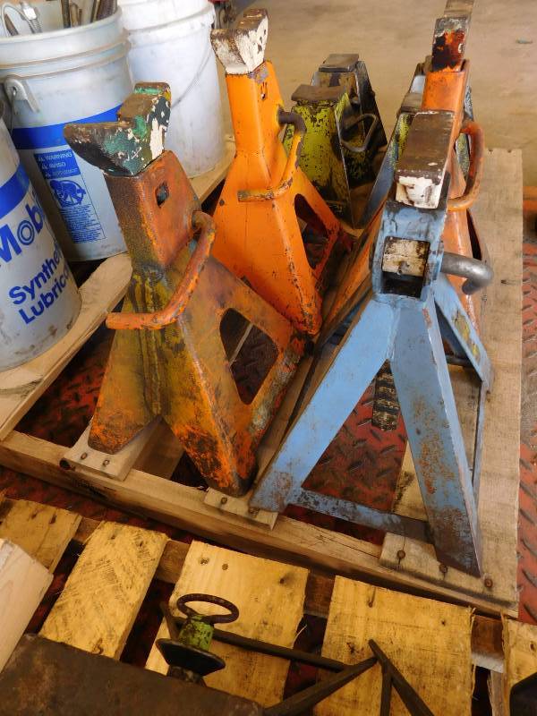 lot 22 image: 4 - OTC Blue & Orange 6 Ton Jack Stands