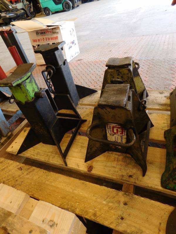 lot 23 image: 4 - 10,000lb Jack Stands