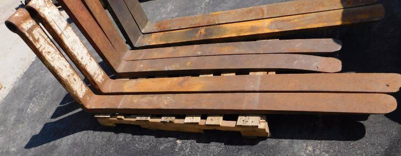 lot 33 image: A Pair of 2.5 x 5  x 72 Shaft Forklift Forks