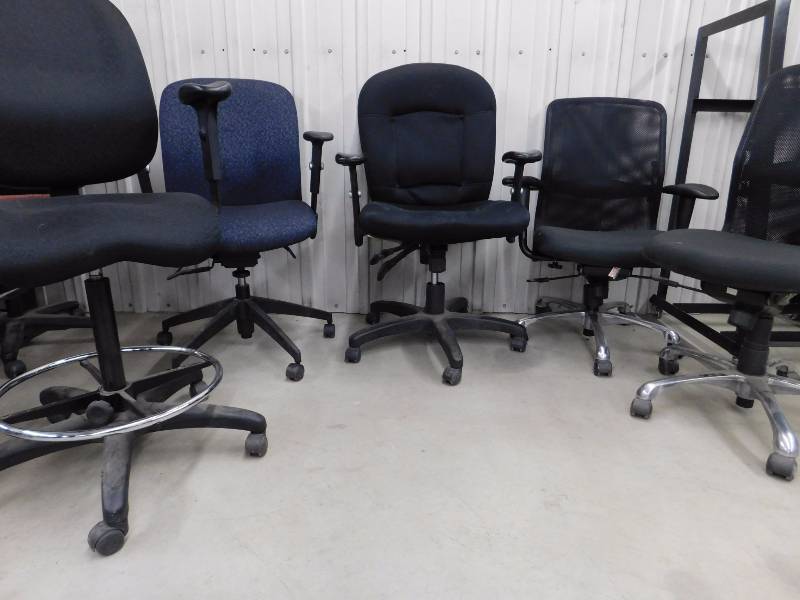 lot 50 image: Five Adjustable Office Chairs