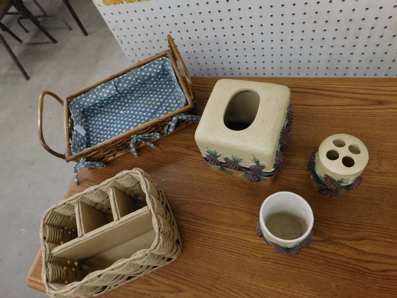 lot 52 image: Misc. Bathroom & Kitchen Accessories