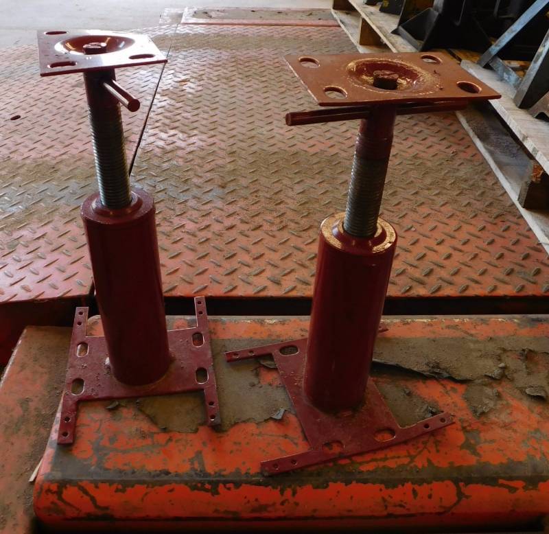 lot 64 image: Set of Screw Jacks