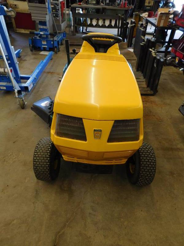 lot 67 image: Yard Man Hydrostatic 38 Cut Lawn Tractor