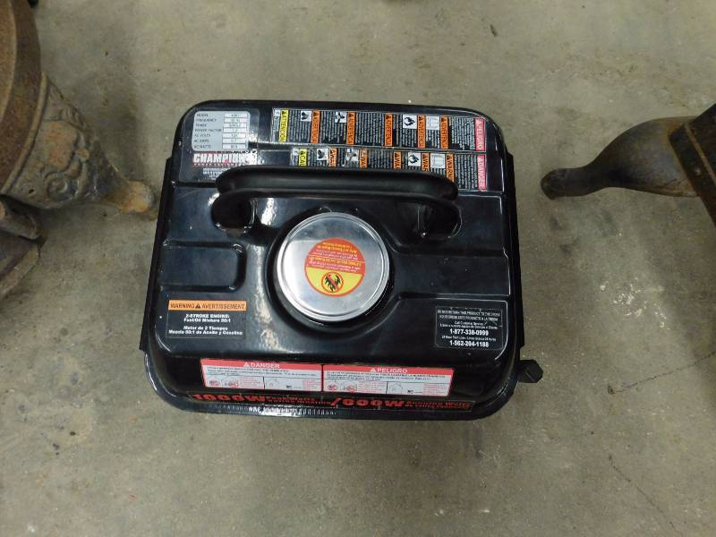 lot 71 image: 800 Watt Champion Gas Generator
