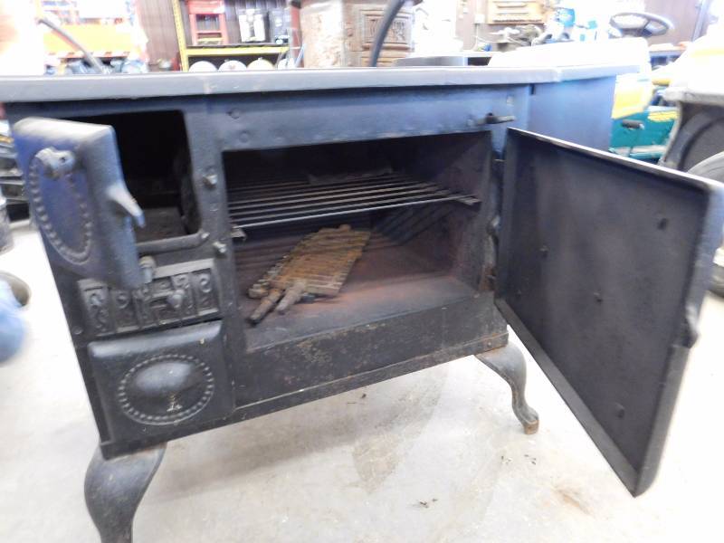 lot 73 image: Junior 4 Plate Wood Stove