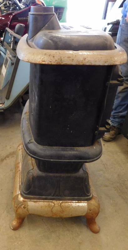 lot 74 image: Simmons Hardware Co. Wood Stove