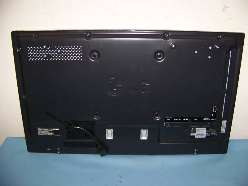 lot 14 image: 32, LG, Flatron, IPS Edge, LED-Backlit LCD, Monitor  Display with Remote Control
