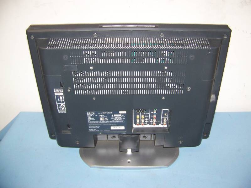 lot 17 image: 23, Sony, WEGA, LCD, Flat Panel, TV  Television with Remote Control
