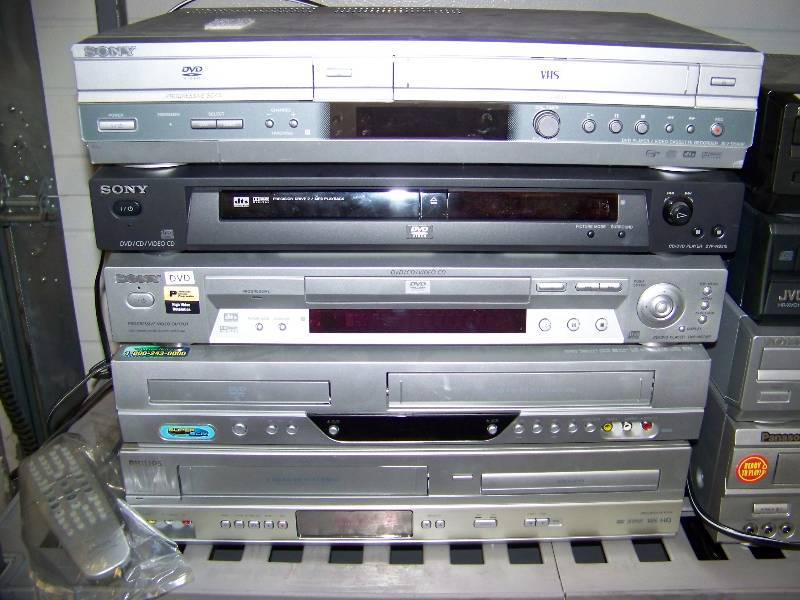 lot 125 image: (14) DVD Players and DVDVCR Combo Players