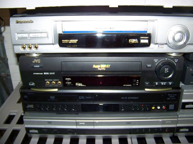 lot 126 image: (13) DVD Players, VCRs and DVDVCR Combo Players
