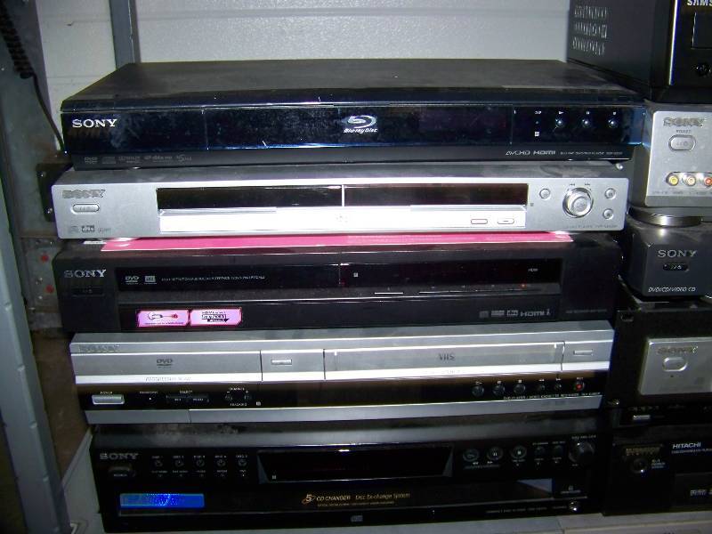 lot 127 image: (14) DVD Players, DVDVCR Combo Players, CD Changer, VCR and Blu-Ray Player