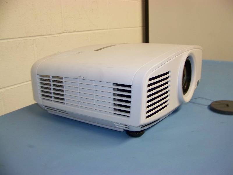 lot 22 image: Mitsubishi, XD1000U, DLP Projector