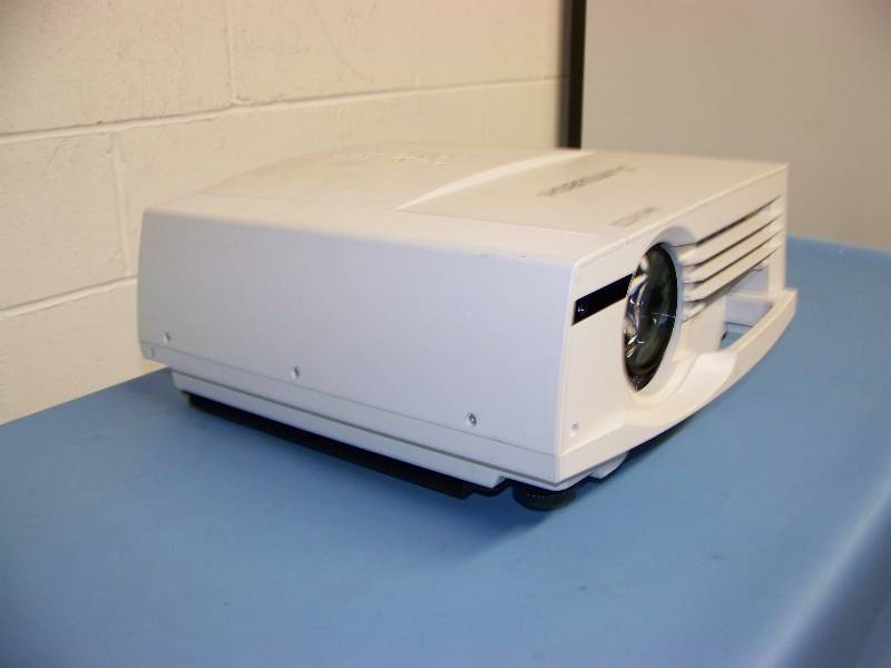 lot 29 image: Mitsubishi, XL5900U, LCD Projector