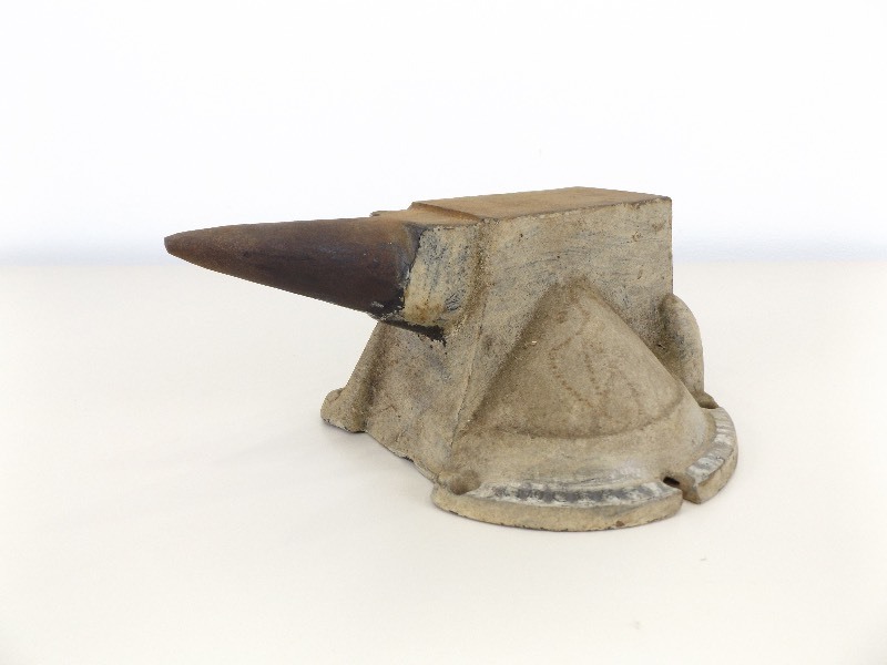lot 1 image: Antique 16 Lb Bench Anvil