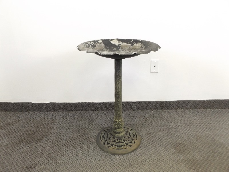 lot 9 image: Cast Metal Bird Bath