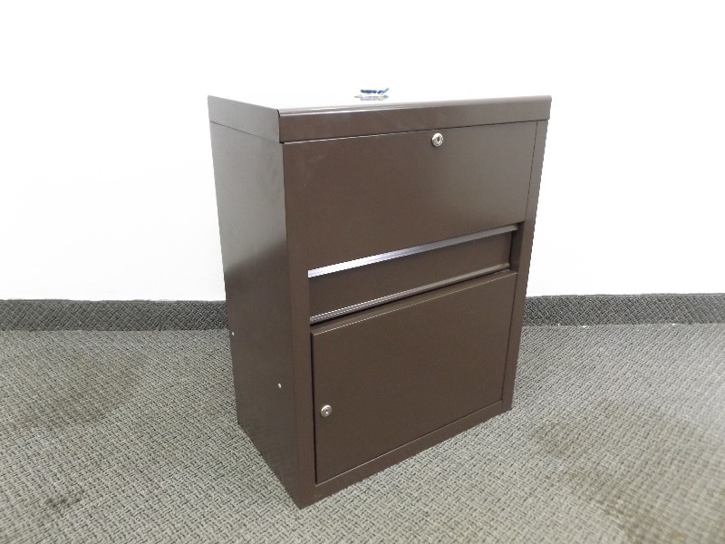 lot 13 image: Locking Top Load File Cabinet