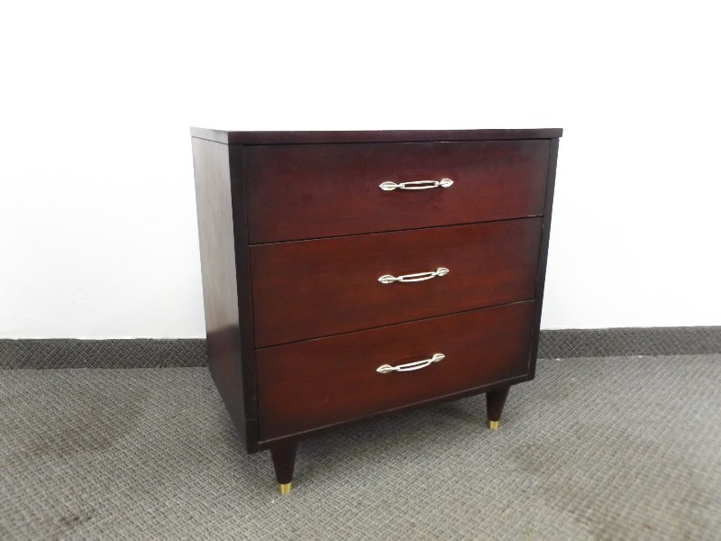 lot 15 image: Small Solid Wood 3 Drawer Dresser
