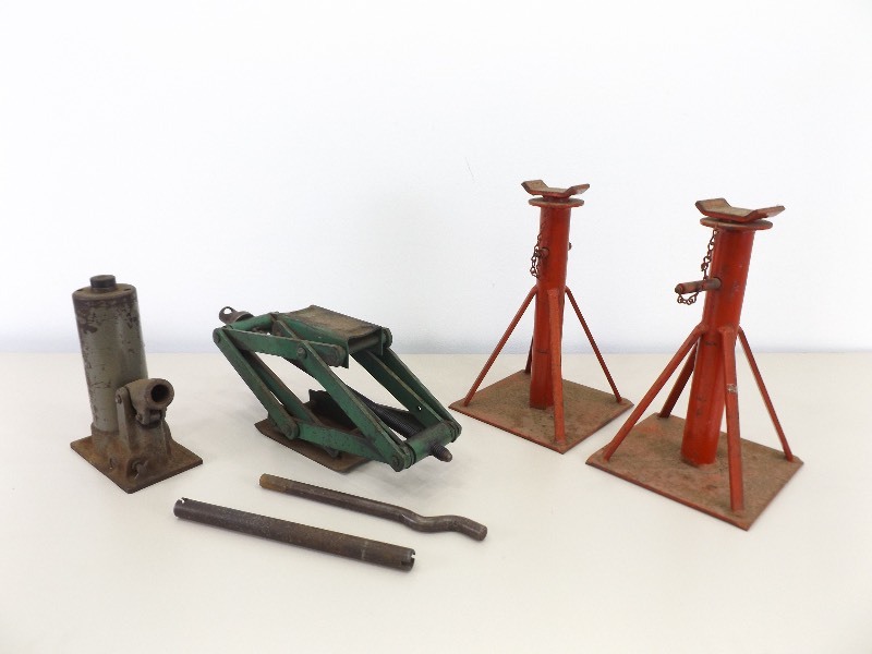 lot 22 image: Lot of Various Car Jacks and Stands