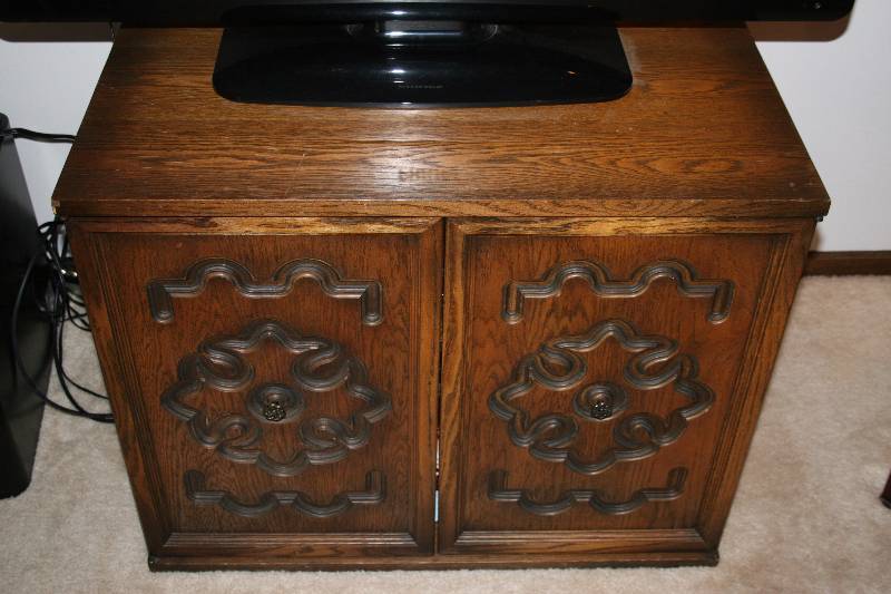 lot 7 image: Vintage Wooden Cabinet
