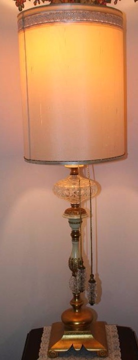 lot 8 image: Unique Vintage Lamp