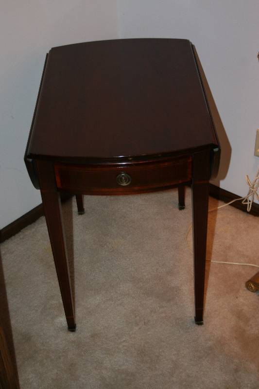 lot 9 image: Vintage Side Table