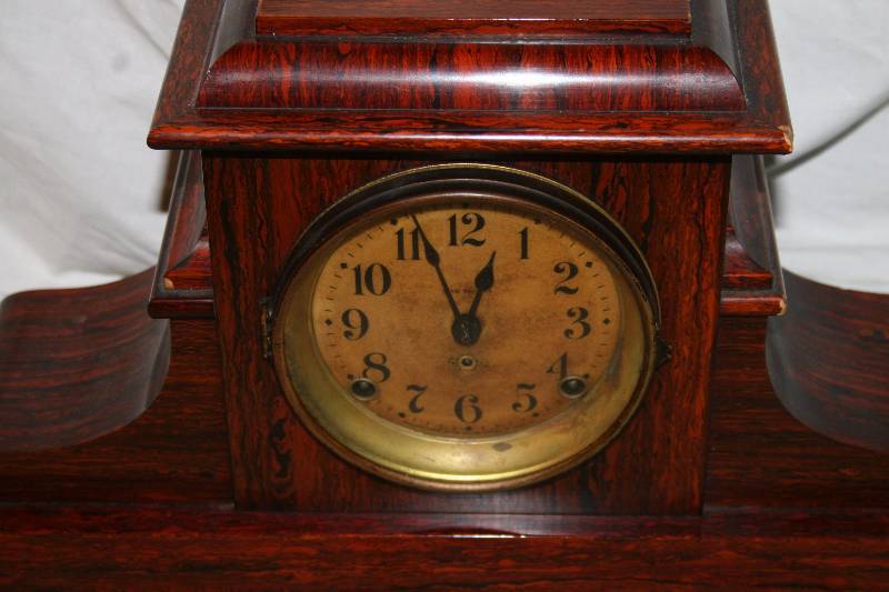 lot 12 image: Vintage Mantle Clock