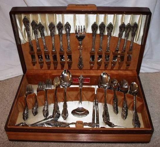 lot 14 image: Silverware Set