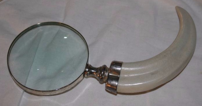 lot 18 image: Magnifying Glass