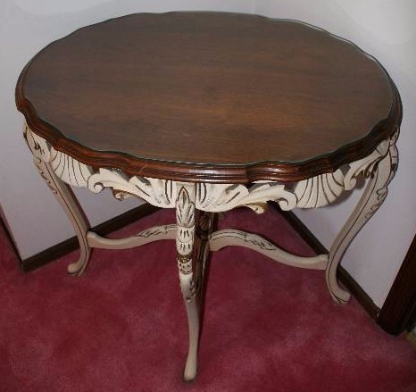 lot 19 image: Vintage French Provincial Table