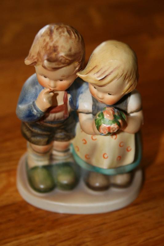 lot 21 image: Hummel Figurine