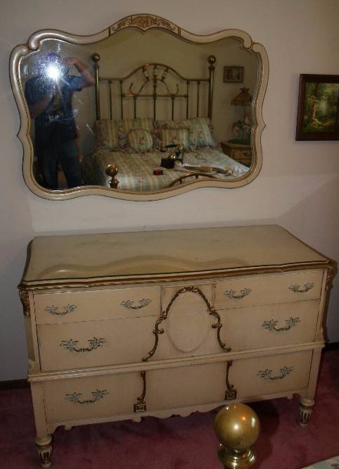 lot 22 image: Vintage French Provincial Dresser with Mirror