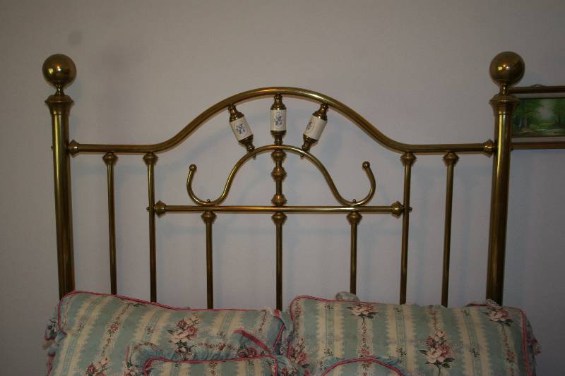 lot 28 image: Vintage Full Sized Brass Bed Frame