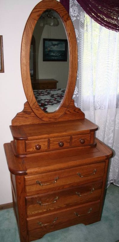lot 31 image: Dresser with Mirror